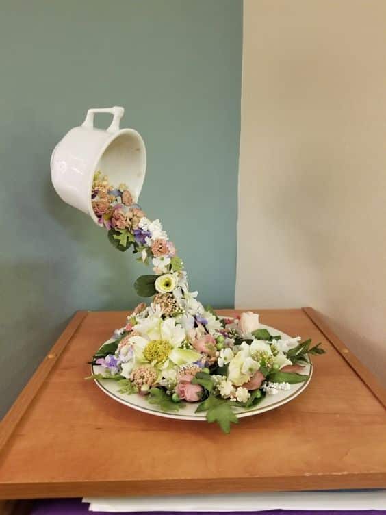 arranjo de flores com uma xicara prato e colher 8