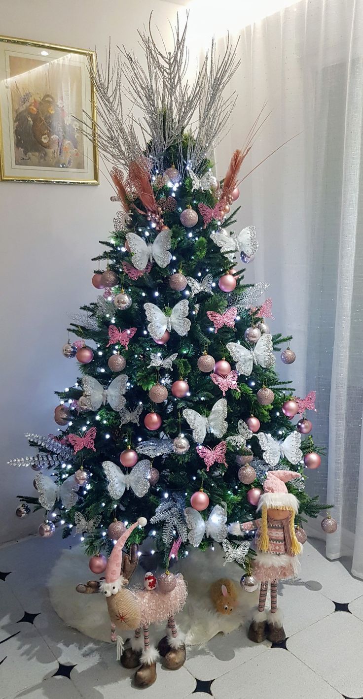 arvore de natal decorada com borboletas 4