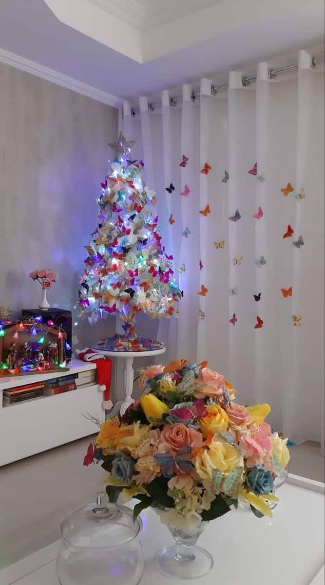 arvore de natal decorada com borboletas