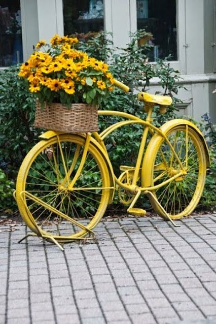 10 Ideias para usar Bicicletas Velhas na Decoração decoraçao de jardim bicicleta floreira