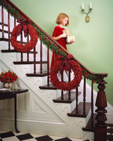 decoração de escadas natal coroas