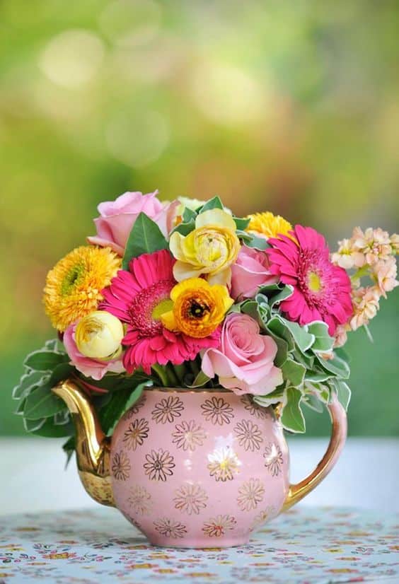 lindos arranjos florais feitos com bules 4