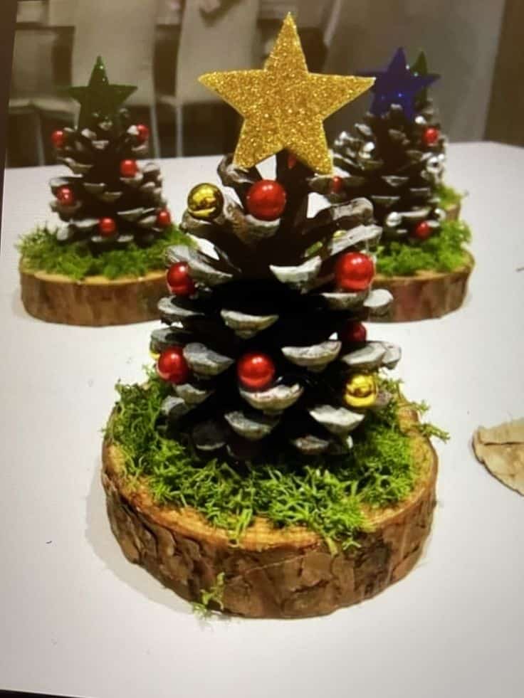 mini arvores de natal feitas com pinhas 3