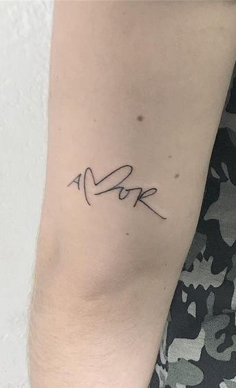 tatuagem amor escrita braco