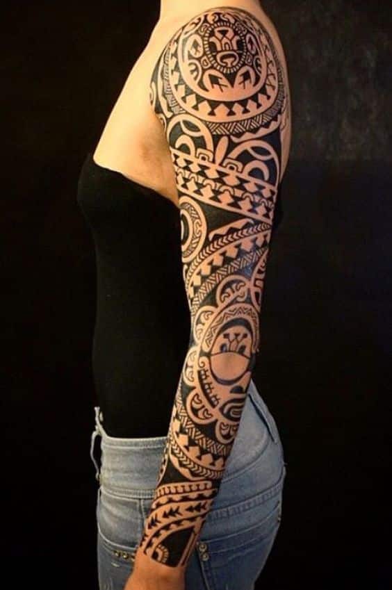 tatuagem feminina tribal braco