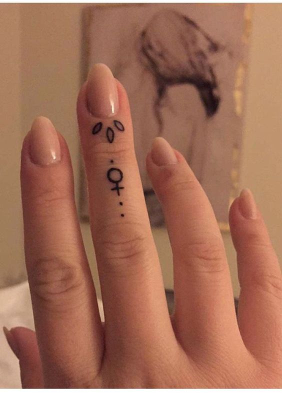 tatuagem mao dedo