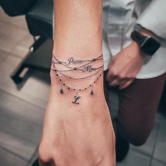 tatuagens delicadas de pulseira para o pulso 2