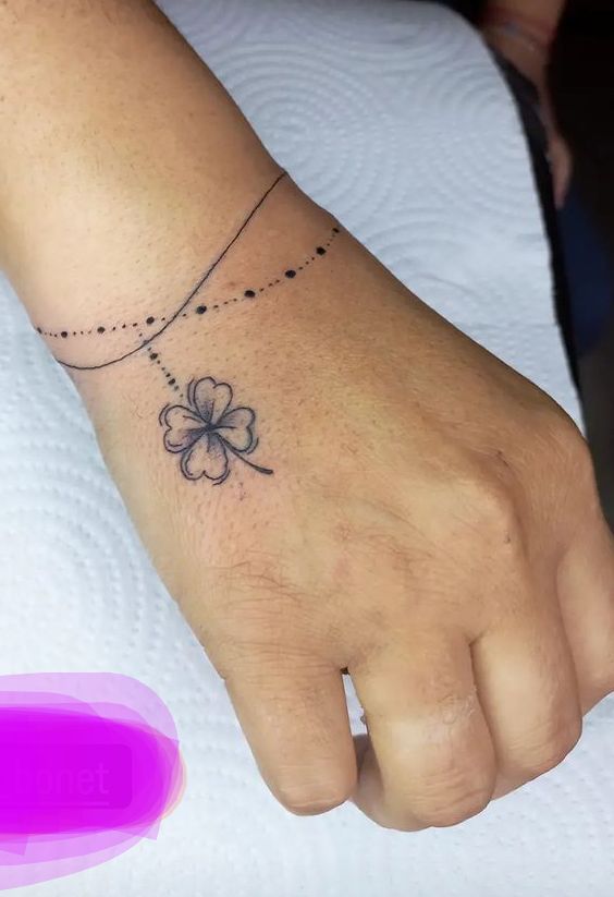 tatuagens delicadas de pulseira para o pulso 4