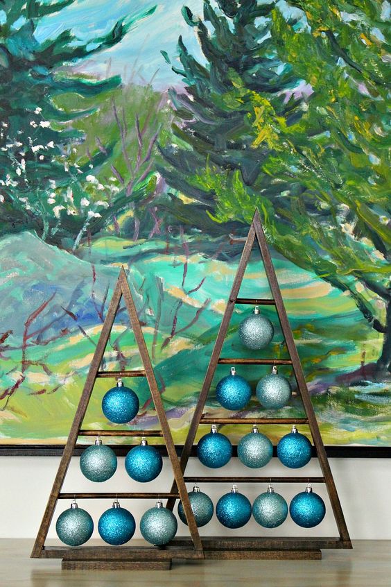 triangulos de madeira decorados com bolas de natal 1