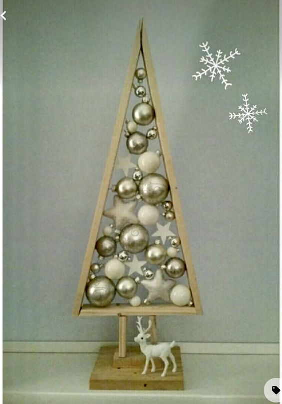 triangulos de madeira decorados com bolas de natal 2