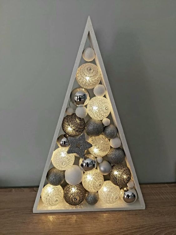 triangulos de madeira decorados com bolas de natal 3