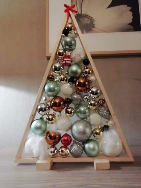 triangulos de madeira decorados com bolas de natal 4