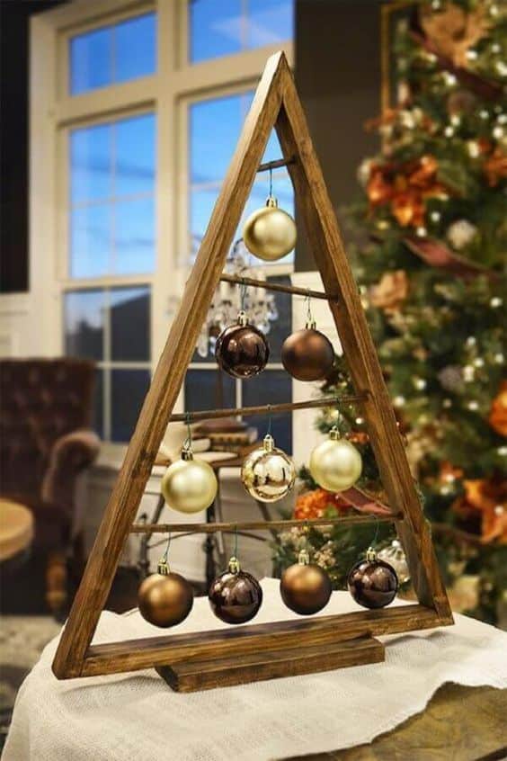 triangulos de madeira decorados com bolas de natal 5