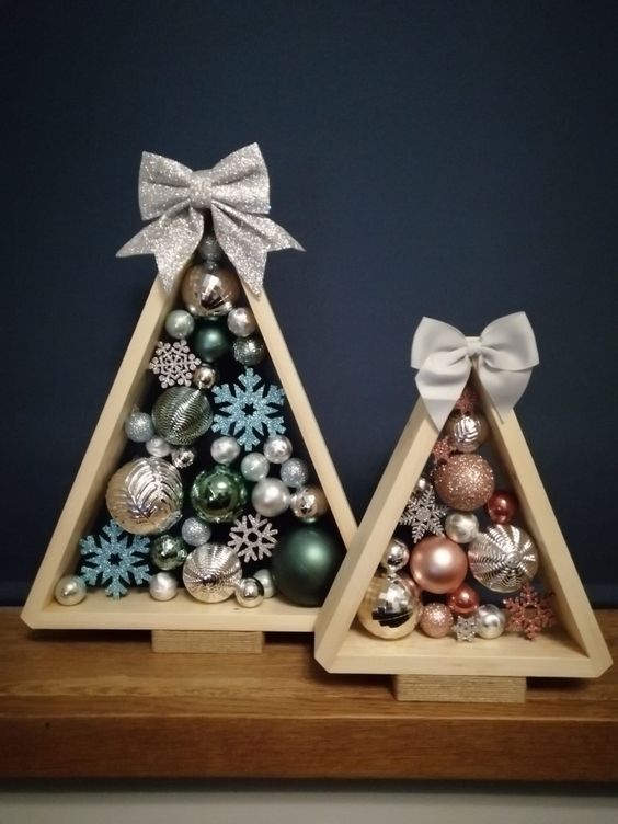 triangulos de madeira decorados com bolas de natal 7