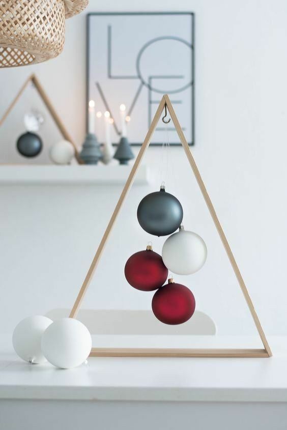 triangulos de madeira decorados com bolas de natal 8