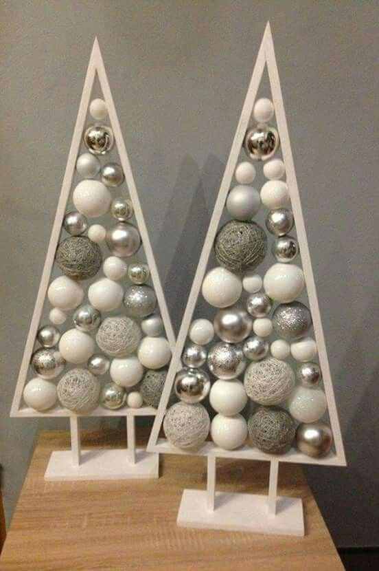 triangulos de madeira decorados com bolas de natal 9