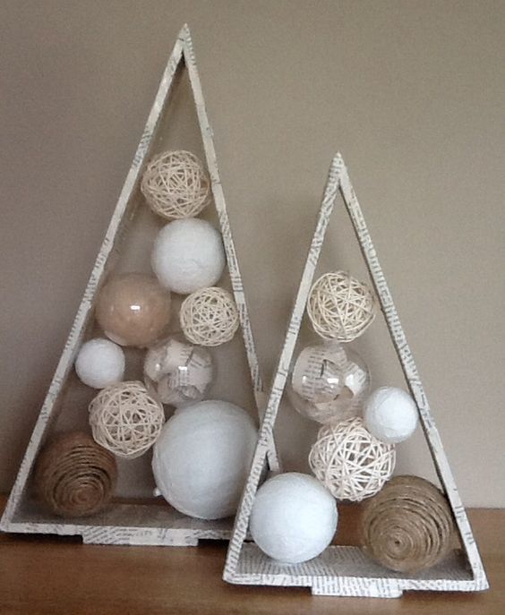 triangulos de madeira decorados com bolas de natal
